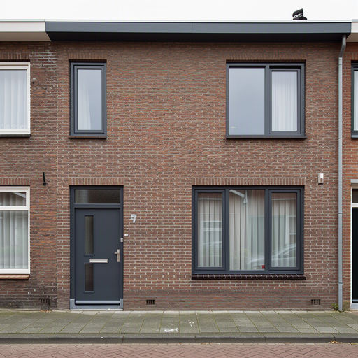 Rijtjeswoning in de Haagse wijk Mariahoeve met antraciet kunststof kozijnen