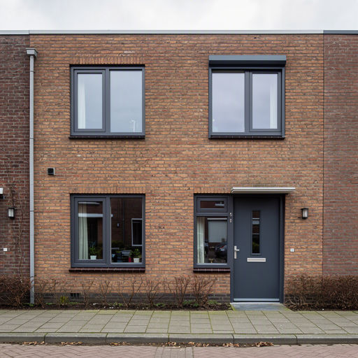 Rijtjeswoning Maassluis Sluispolder met antraciet kunststof kozijnen