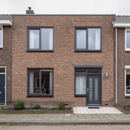 Eengezinswoning in Zoetermeer Seghwaert met witte kunststof kozijnen en houtlook voordeur