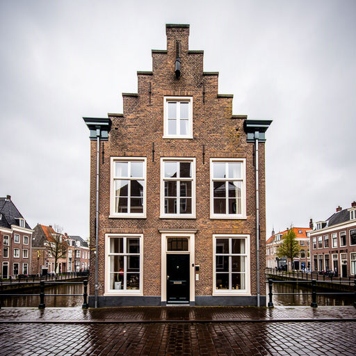 Historische boerderij met nieuw geplaatste witte kunststof kozijnen in Den Hoorn, Zuid-Holland