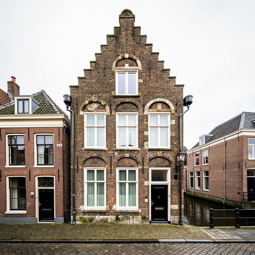 Historisch grachtenpand Vlaardingen centrum met nieuw geplaatste witte kunststof kozijnen