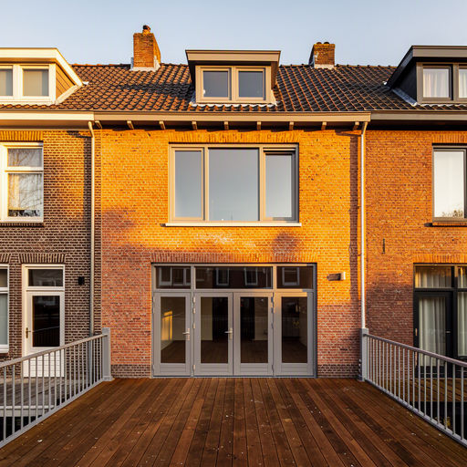 Antraciet kunststof kozijnen aan een gerenoveerd jaren 30-huis in Delft